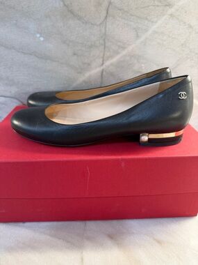 CHANEL Black Caviar Leather Ballet Flats with Gold CC and Pearl Heel Accent